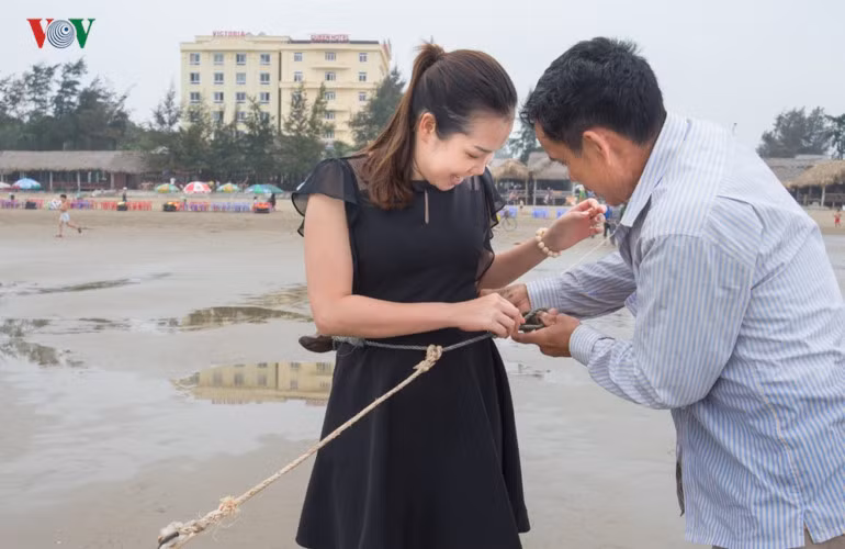 Cùng ngư dân kéo lưới là trải nghiệm khó quên của du khách khi đến biển Hải Hòa.