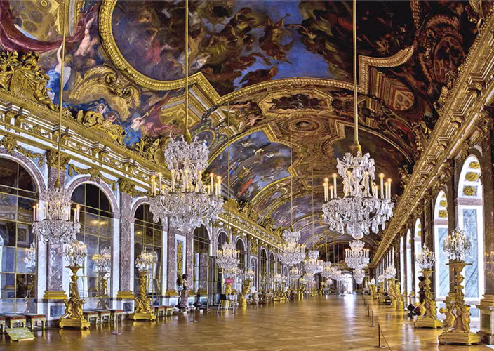 Cung điện hoàng gia: Cung điện Versailles là công trình ghi dấu những tinh hoa của nghệ thuật Pháp thế kỷ XVII và XVIII, kiến trúc của cung điện tuân theo những quy tắc chuẩn mực của chủ nghĩa cổ điển như: Tính đối xứng của công trình, các hành lang nhiều cột, các công trình nghệ thuật lấy cảm hứng từ truyền thuyết và nghệ thuật cổ đại và xen vào sự chính xác này là một số nét nghệ thuật Baroque.