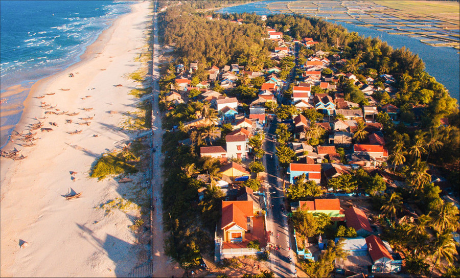 Nằm bên vùng biển xanh cát trắng đầy nắng gió của miền Trung, Tam Thanh vốn chỉ là một làng chài nhỏ bé như biết bao làng chài khác dọc bờ biển Việt Nam. Ảnh: Hai Hoang.