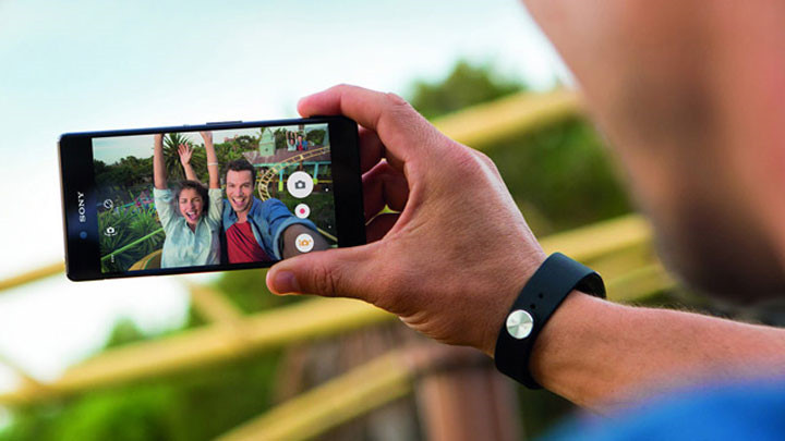 Sử dụng camera trước. Với một số dòng máy, camera trước thường có độ phân giải thấp hơn camera sau, nhưng camera trước sẽ giúp bạn lựa chọn những góc chụp dễ hơn.