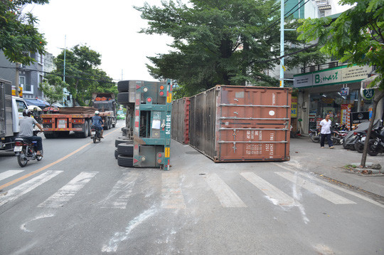 thùng container văng qua làn xe 2 bánh nhưng may mắn không gây thương vong về người  thùng container văng qua làn xe 2 bánh nhưng may mắn không gây thương vong về người