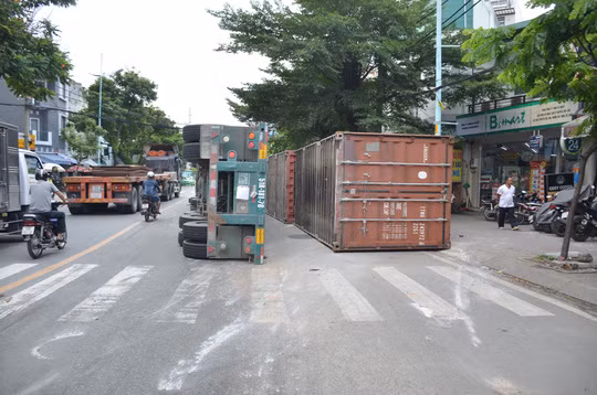 thùng container văng qua làn xe 2 bánh nhưng may mắn không gây thương vong về người thùng container văng qua làn xe 2 bánh nhưng may mắn không gây thương vong về người