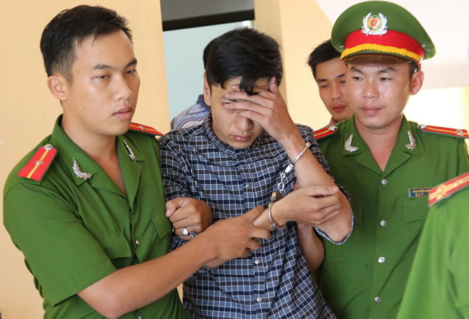 Nguyễn Hải Dương - hung thủ chính trong vụ thảm sát 6 người tại Bình Phước năm 2015 - bị lực lượng hình sự Bộ Công an lột vỏ bọc, bắt giữ sau 3 ngày gây án. Nguyễn Hải Dương - hung thủ chính trong vụ thảm sát 6 người tại Bình Phước năm 2015 - bị lực lượng hình sự Bộ Công an lột vỏ bọc, bắt giữ sau 3 ngày gây án.