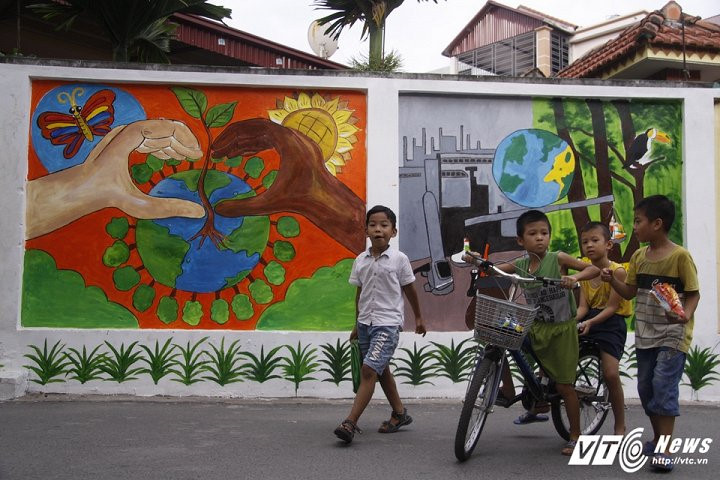Từ khi có con đường bích họa, trẻ em trong xóm thường tập trung ra đây để vui đùa vào mỗi buổi chiều.