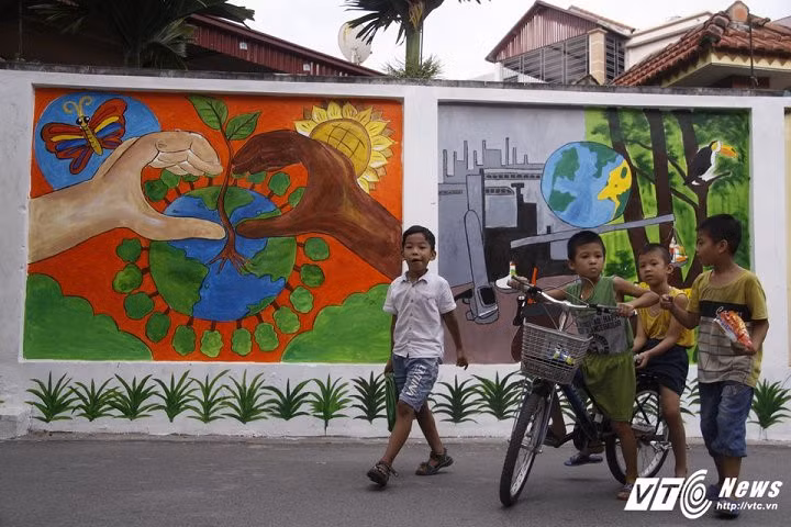 Từ khi có con đường bích họa, trẻ em trong xóm thường tập trung ra đây để vui đùa vào mỗi buổi chiều.