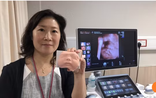 Nếu siêu âm 4D giúp bạn nhìn thấy con từ trong bụng mẹ thì công nghệ mới này thậm chí cho phép bạn chạm vào nó - ảnh: SOUTH CHINA MORNING POST