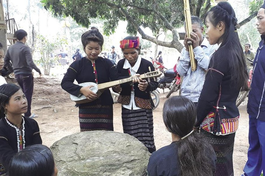 Bà Y La hướng dẫn thành viên trẻ tuổi của CLB học sử dụng nhạc cụ và hát dân ca truyền thống. Bà Y La hướng dẫn thành viên trẻ tuổi của CLB học sử dụng nhạc cụ và hát dân ca truyền thống.