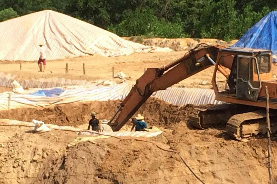 Thổ phỉ khai thác trái phép, làm lán trại khắp nơi trên vùng mỏ Bồng Miêu. Thổ phỉ khai thác trái phép, làm lán trại khắp nơi trên vùng mỏ Bồng Miêu.