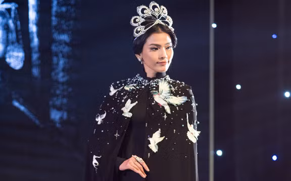 Đây không phải lần đầu tiên Trương Thị May đội bản sao chiếc vương miện mà Mikimoto thiết kế riêng cho Hoa hậu hoàn vũ.