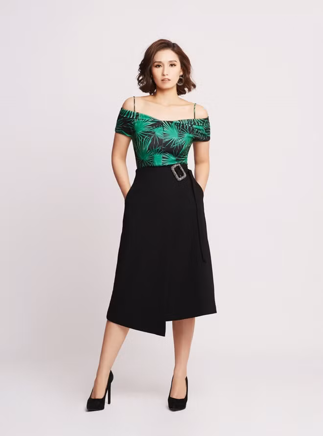  Lã Thanh Huyền chuộng trang phục đơn sắc.