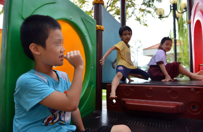 Trẻ em cắn móng tay, một thói quen không tốt  Trẻ em cắn móng tay, một thói quen không tốt