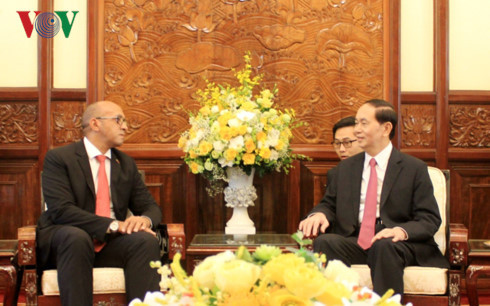 Chủ tịch nước chuyển lời chào và lời chúc sức khỏe tới Chủ tịch Raul Castro và các vị Lãnh đạo Đảng và Nhà nước Cuba.