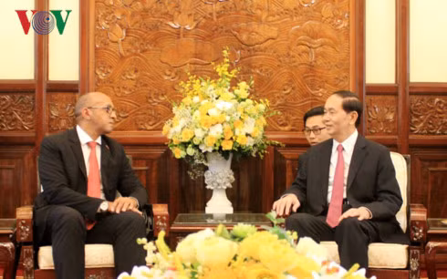 Chủ tịch nước chuyển lời chào và lời chúc sức khỏe tới Chủ tịch Raul Castro và các vị Lãnh đạo Đảng và Nhà nước Cuba.