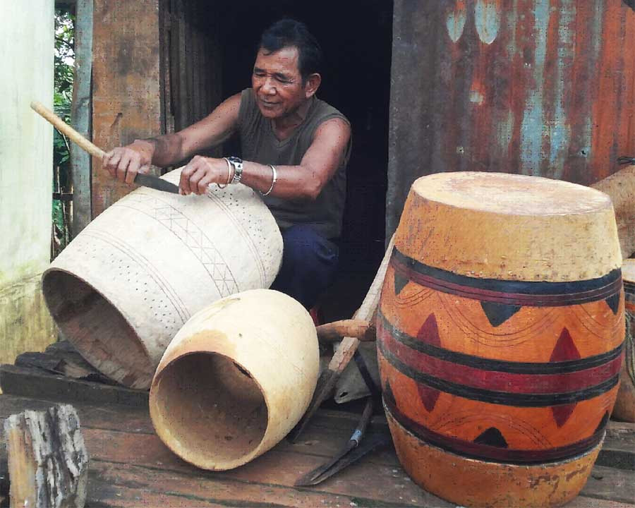  Nghệ nhân Kpuih Hươnh đang chế tác trống truyền thống. Ảnh: TQT
