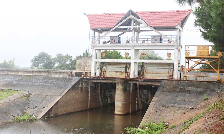  Mực nước tại hồ thủy lợi thị trấn Chư Prông đã chảy qua tràn. Ảnh: Nguyễn Diệp