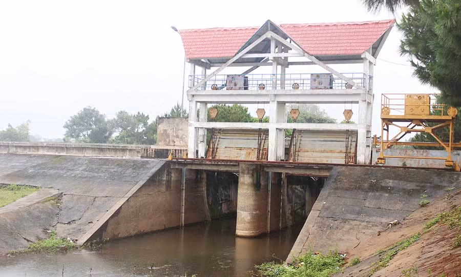  Mực nước tại hồ thủy lợi thị trấn Chư Prông đã chảy qua tràn. Ảnh: Nguyễn Diệp