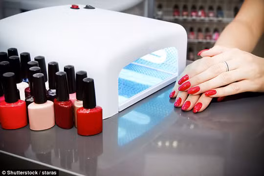 Da tay mau bị lão hóa khi tiếp xúc với tia UV. Ảnh minh họa