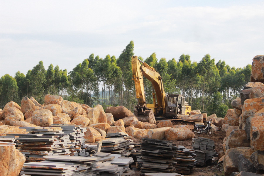 Các doanh nghiệp khai thác khoáng sản có thể kê khai, nộp phí bảo vệ môi trường theo tháng, quý, năm. Ảnh: Mộc Trà