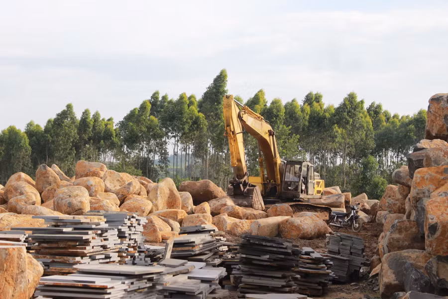 Các doanh nghiệp khai thác khoáng sản có thể kê khai, nộp phí bảo vệ môi trường theo tháng, quý, năm. Ảnh: Mộc Trà