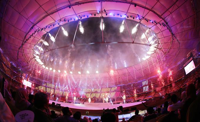  Màn pháo hoa kết thúc lễ khai mạc. Ngày mai 20/8, các VĐV sẽ chính thức bước vào tranh tài ở nhiều môn thi đấu. Trước lễ khai mạc cũng đã diễn ra một số môn thi đấu, và chủ nhà Malaysia đang dẫn đầu đại hội với bảy HC vàng.