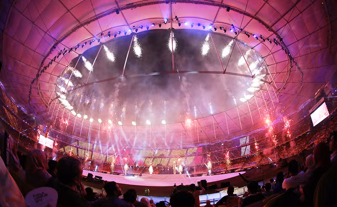  Màn pháo hoa kết thúc lễ khai mạc. Ngày mai 20/8, các VĐV sẽ chính thức bước vào tranh tài ở nhiều môn thi đấu. Trước lễ khai mạc cũng đã diễn ra một số môn thi đấu, và chủ nhà Malaysia đang dẫn đầu đại hội với bảy HC vàng.