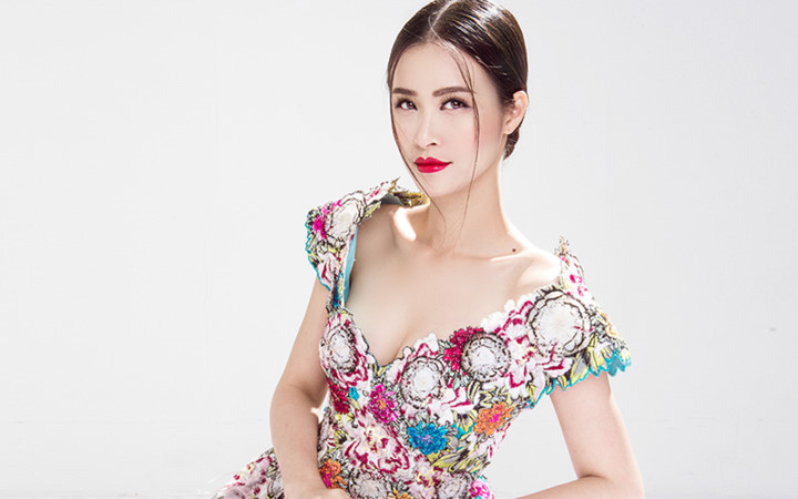 Nửa cuối năm 2017 chắc chắn sẽ còn là thời điểm hoạt động hết công sức và bùng nổ của Đông Nhi khi nữ ca sĩ có loạt kế hoạch chuẩn bị để kỉ niệm 10 năm ca hát vào năm 2018.