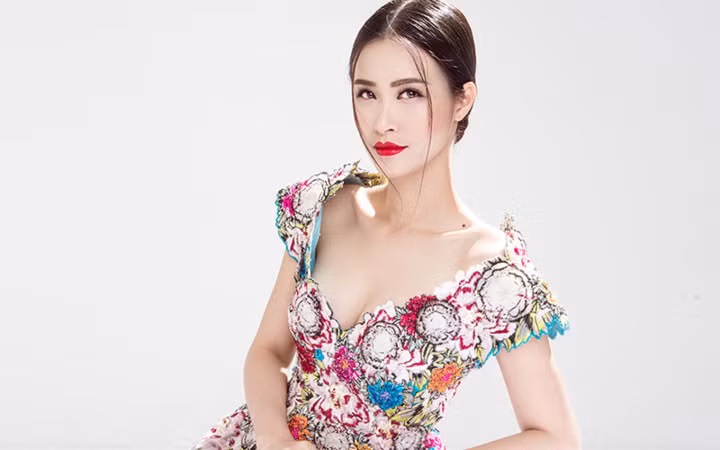 Nửa cuối năm 2017 chắc chắn sẽ còn là thời điểm hoạt động hết công sức và bùng nổ của Đông Nhi khi nữ ca sĩ có loạt kế hoạch chuẩn bị để kỉ niệm 10 năm ca hát vào năm 2018.