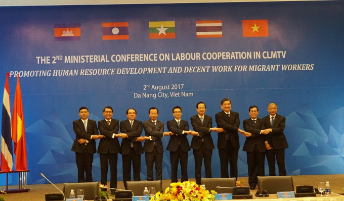 Phó Thủ tướng Vũ Đức Đam, lãnh đạo TP Đà Nẵng cùng Bộ trưởng 5 nước tiểu vùng sông Mê Kông thể hiện tình đoàn kết, gắn bó trong hội nghị. Phó Thủ tướng Vũ Đức Đam, lãnh đạo TP Đà Nẵng cùng Bộ trưởng 5 nước tiểu vùng sông Mê Kông thể hiện tình đoàn kết, gắn bó trong hội nghị.
