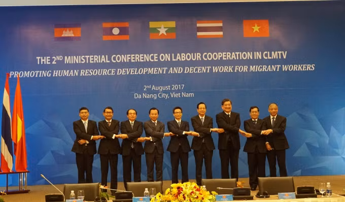 Phó Thủ tướng Vũ Đức Đam, lãnh đạo TP Đà Nẵng cùng Bộ trưởng 5 nước tiểu vùng sông Mê Kông thể hiện tình đoàn kết, gắn bó trong hội nghị.