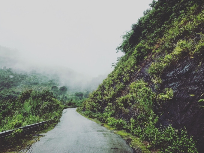 Hành trình của Tuấn diễn ra trong 6 ngày 5 đêm. Xuất phát từ thành phố Vinh, Tuấn bắt xe khách để đi miền Tây xứ Nghệ, thời gian di chuyển cho tuyến đường gần 200 km khoảng 5 tiếng. Mặc dù địa hình đèo dốc nhưng đường nhựa, xe giường nằm nên tâm trạng bác sĩ trẻ rất thoải mái. Tuấn đi một mình nhưng với tính cách thân thiện, hoà đồng nên đến đâu cũng có bạn.