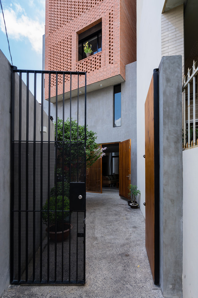 Gia chủ dành khoảnh sân nhỏ để trồng cây tạo mảng xanh cho ngôi nhà.