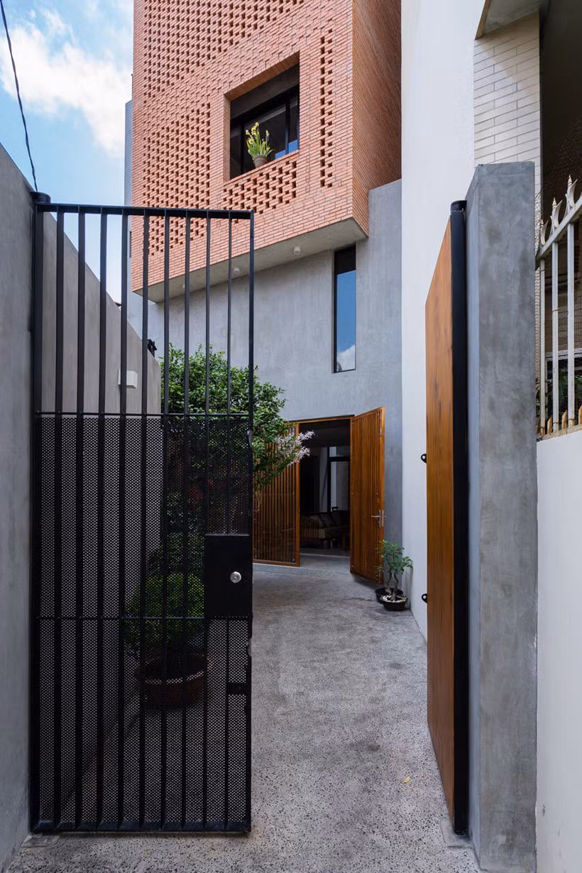 Gia chủ dành khoảnh sân nhỏ để trồng cây tạo mảng xanh cho ngôi nhà.