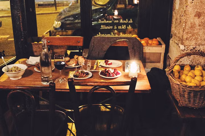 Rượu vang và ẩm thực: Khi đến Paris chắc chắn không thể bỏ lỡ những chai rượu vang đẳng cấp thế giới. Hãy hẹn hò và thưởng thức bữa ăn tuyệt hảo cũng với những ly rượu vang chất lượng tốt nhất. Paris nổi tiếng với ẩm thực, thưởng thức các món ăn ở đây sẽ đưa bạn đến gần hơn với nền văn hoá Paris.