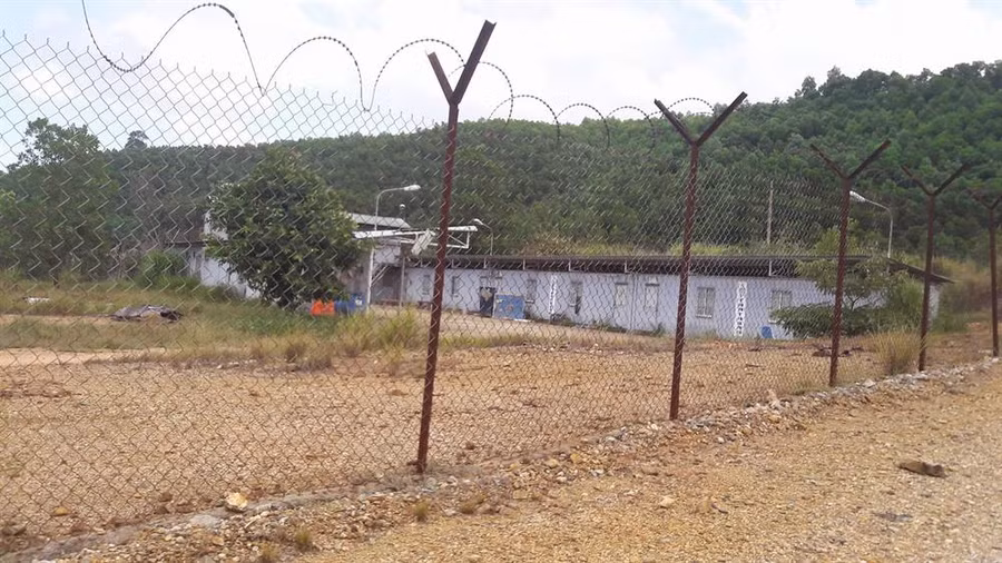 Mỏ vàng bị tạm thời đóng cửa, nhà máy khai thác vàng của Cty bị bỏ hoang - Bồng Miêu dễ dàng biến thành 