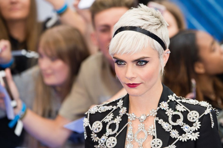 Một chiếc băng-đô màu đen là điểm nhấn nổi bật cho mái tóc pixie cá tính của nữ diễn viên Cara Delevingne. Một chiếc băng-đô màu đen là điểm nhấn nổi bật cho mái tóc pixie cá tính của nữ diễn viên Cara Delevingne.