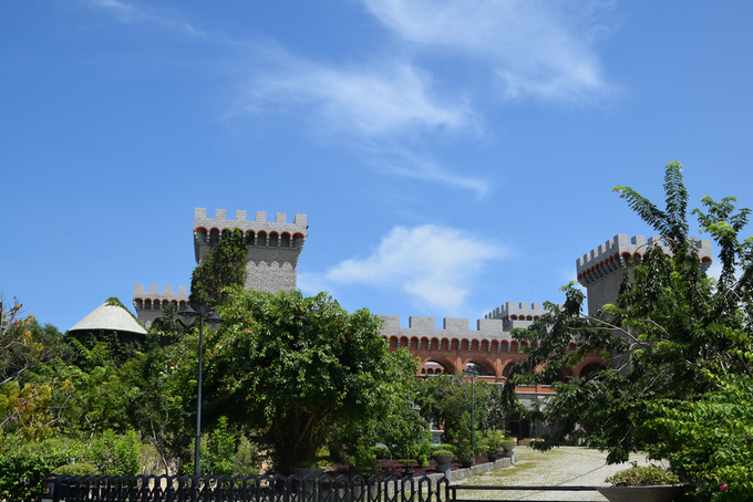 Đây là điểm đến được các du khách thích khám phá kiến trúc tìm đến. Rượu vang cũng được bán ở đây nhưng không nhiều người mua, vì không tiện cầm theo trong quá trình di chuyển.