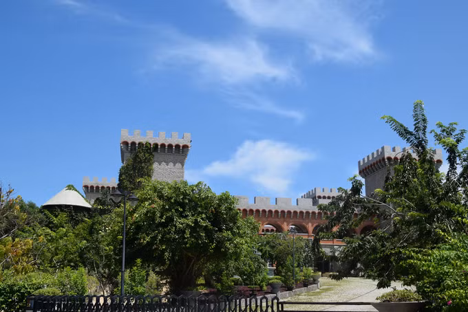 Đây là điểm đến được các du khách thích khám phá kiến trúc tìm đến. Rượu vang cũng được bán ở đây nhưng không nhiều người mua, vì không tiện cầm theo trong quá trình di chuyển.