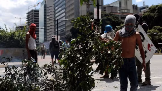 Người biểu tình ở thủ đô Caracas. Ảnh: REUTERS
