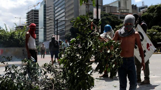 Người biểu tình ở thủ đô Caracas. Ảnh: REUTERS