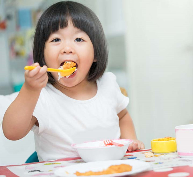 Nên ăn sáng đầy đủ, nhất là trẻ em.