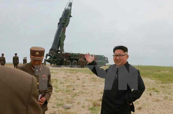 Nhà lãnh đạo Triều Tiên Kim Jong-Un thị sát một vụ phóng thử tên lửa tầm trung Musudan tại thành phố Wonsan ở bờ biển phía đông Triều Tiên. (Nguồn: Yonhap/TTXVN)