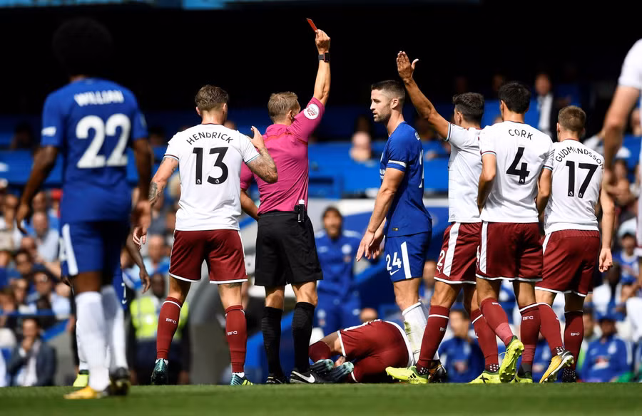 Cahill nhận thẻ đỏ sau pha vào bóng bằng gầm giày nguy hiểm với Defour. Ảnh: REUTERS