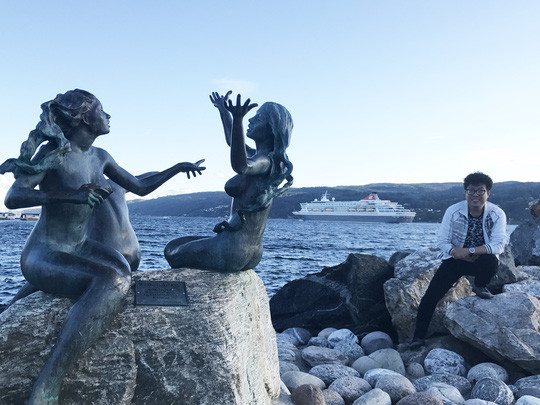  Nhà báo Thanh Hiệp bên cạnh bức tượng 