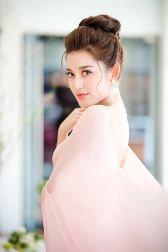 Mới đây, cô và ê-kíp đã thực hiện các bộ ảnh, quay video clip tự giới thiệu về bản thân, clip thuyết trình về đề tài hoà bình thế giới. Mới đây, cô và ê-kíp đã thực hiện các bộ ảnh, quay video clip tự giới thiệu về bản thân, clip thuyết trình về đề tài hoà bình thế giới.