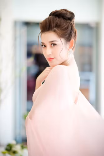 Mới đây, cô và ê-kíp đã thực hiện các bộ ảnh, quay video clip tự giới thiệu về bản thân, clip thuyết trình về đề tài hoà bình thế giới.