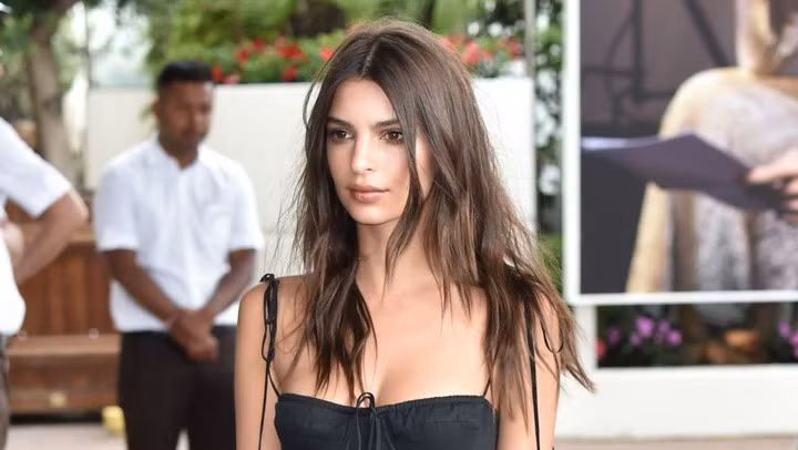 Emily Ratajkowski gợi cảm trong kiểu tóc xoăn rối và tone màu nâu trầm.