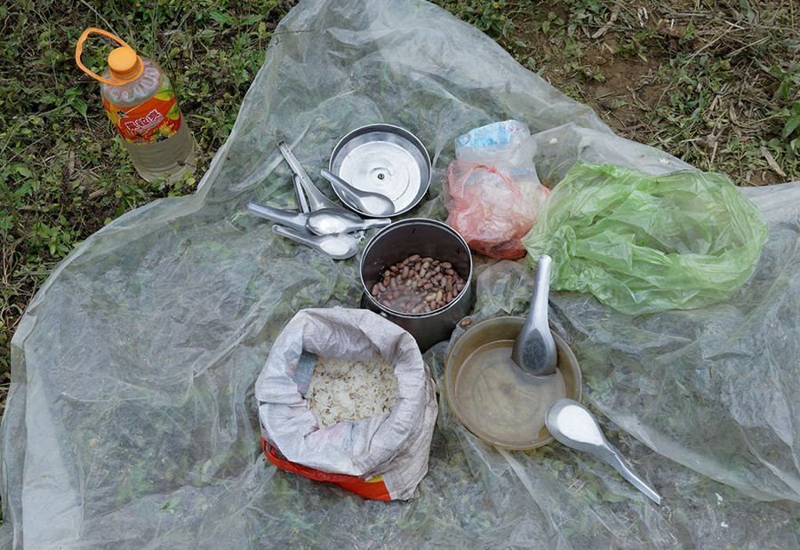 Bữa cơm chỉ có cơm, đậu nấu muối và nước trắng làm canh.