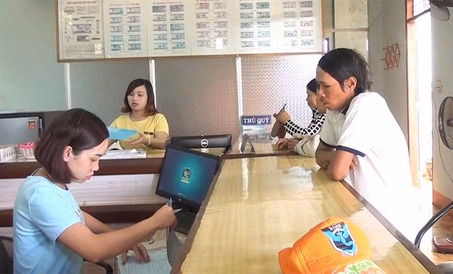 Giao dịch tại Quỹ Tín dụngg thị trấn Đak Đoa. Ảnh: Ngọc Định