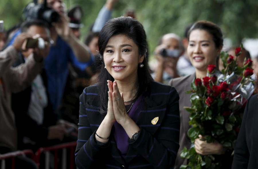 Cựu Thủ tướng Thái Lan Yingluck Shinawatra (phải) tại tòa án ở Bangkok ngày 29-6. (Nguồn: EPA/TTXVN)