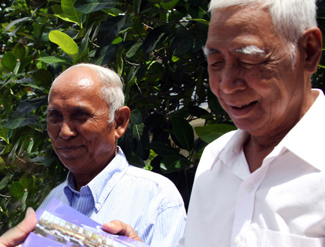 Chum Mey (trái) và Vann Nath sống sót ở nhà ngục Tuol Sleng. Chum Mey (trái) và Vann Nath sống sót ở nhà ngục Tuol Sleng.